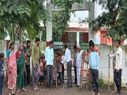 Bori Budruk villagers locked the Zilla Parishad school | बाेरी बु. येथील जिल्हा परिषद शाळेला ग्रामस्थांनी ठाेकले कुलूप