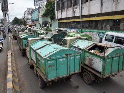 Dumping ground full; Where to dump garbage? Queues for garbage collection vehicles | डम्पिंग ग्राउंड फुल्ल; कचरा टाकायचा कुठे? कचरा जमा करणाऱ्या वाहनांच्या मनपासमाेर रांगा