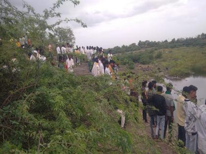 Two youths died by drowning in Dudhana river while swimming | पोहताना पाण्याचा अंदाज न आल्याने दुधना पात्रातील पाण्यात बुडून दोन युवकांचा मृत्यू