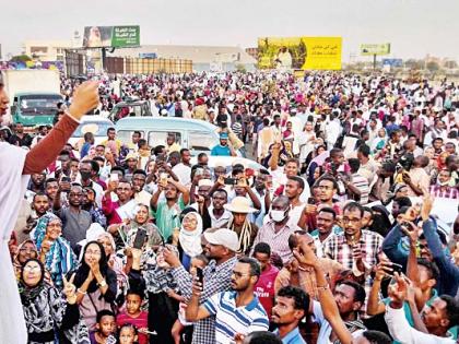 Alaa Salah, the new face of Sudan's protest | सुदानच्या सत्तापालटाचा चेहरा बनलेली अल सलाह कोण आहे?