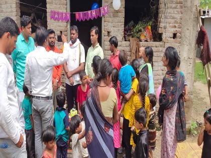 Celebrating Anganwadi's birthday, construction of the building has been stalled for seven years | अंगणवाडीचा केला वाढदिवस साजरा, इमारतीचे सात वर्षापासून रखडले काम