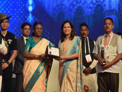 award to Solapur Smart City CEOs by the President at indor | साेलापूर स्मार्ट सिटीच्या सीईओंचा राष्ट्रपतींच्या हस्ते गाैरव, इंदाैरमध्ये वितरण