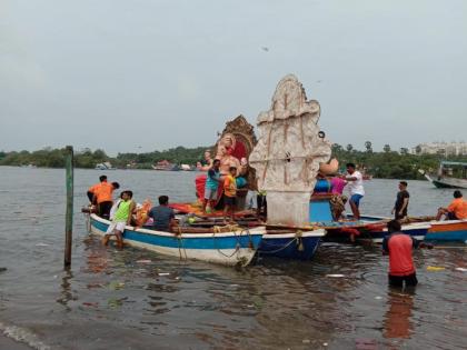 Vesave Koliwada has another tradition of ganesh idol immersion | वेसावे कोळीवाड्याची विसर्जनाची आगळी वेगळी परंपरा