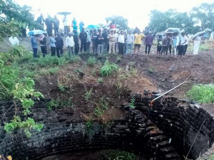 A speeding cruiser jeep gone directly into a well from the highway | भरधाव क्रुझर जीप महामार्गावरून थेट विहिरीत कोसळली