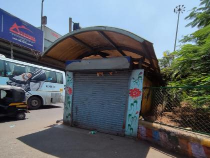 municipality took action against the hawkers in possession of the closed subway on the highway | महामार्गावरील बंद भुयारी मार्गाचा ताबा फेरीवाल्यांकडे, पालिकेने केली कारवाई