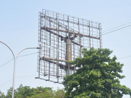 400 illegal hoardings in Nagpur, 200 hoardings of Railways are life threatening | नागपुरात ४०० अवैध होर्डिंग, यातील रेल्वेचे २०० होर्डिंग जीवघेणे