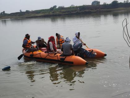 Illegal sand mining is taking place directly from Khadakpurna Dam | अवैध वाळूउपसा होतोय थेट खडकपूर्णा धरणातून