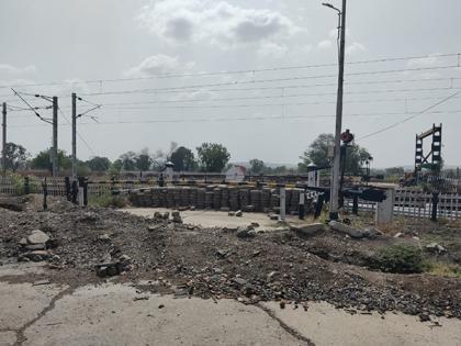 railway gate closed and no tunnel, condition of the students is poor | रेल्वे गेट बंद अन् बोगदाही नाही, विद्यार्थ्यांचे हालच हाल..!