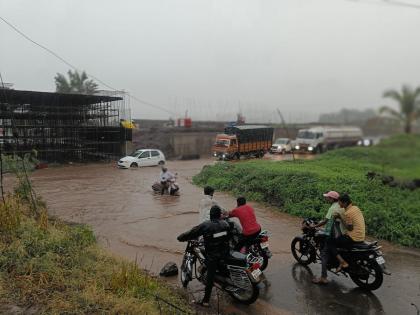 Pune-Bangalore highway affected by six-lane construction, traffic disrupted due to waterlogging | पुणे-बंगळुरू महामार्गाच्या सहापदरीकरणाचा फटका, पाणी साचल्यामुळे वाहतूक खोळंबली