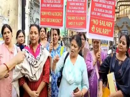 Professors of Ulhasnagar RKT University without salary, protest of professors for salary | उल्हासनगर आरकेटी महाविध्यालायचे प्राध्यापक पगारविना, प्राध्यापकांचे पगारासाठी आंदोलन