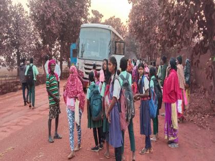 The driver escaped... the bus left the road | चालकाची सटकली...बस रस्त्यात सोडून धूम ठोकली; विद्यार्थ्यांसह ४५ प्रवासी दोन तास ताटकळले