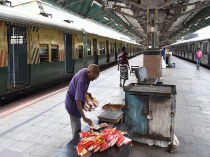 No entry for hawkers in train journey after huge protest | प्रचंड विरोधानंतर रेल्वे प्रवासात फेरीवल्याना नो एंट्री