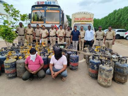 While filling gas in tanks from capsule containers, two were detained along with 60 lakhs in cash | कॅप्सूल कंटेनरमधून टाक्यांमध्ये गॅस भरताना धाड, साठ लाखांच्या ऐवजासह दोघे ताब्यात