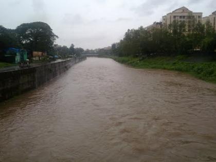 young man was swept away by the flood of Poysar river during heavy rains | मुसळधार पावसात पोयसर नदीच्या पूरात तरुण वाहून गेला