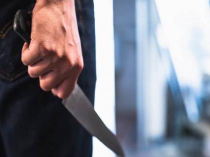 A husband attacked his wife with a knife due to an argument over giving hot water in the bath | आंघाेळीला गरम पाणी देण्यावरुन झालेल्या वादातून पतीचा पत्नीवर सुरीने खूनी हल्ला