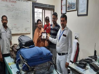 Railways returned the forgotten luggage of 50 passengers in two and a half months; honesty of railway employees | अडीच महिन्यांमध्ये ५० प्रवाशांचे विसरलेले सामान रेल्वेने केले परत;रेल्वे कर्मचाऱ्यांचा प्रामाणिकपणा