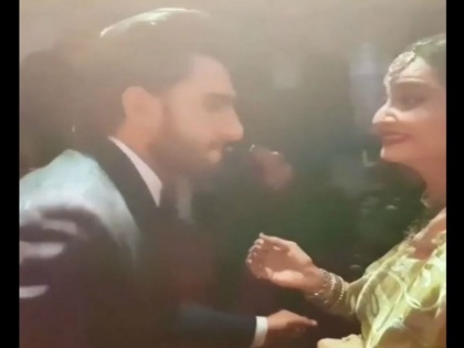 Ranveer Singh and Rekha dance at Sonam Kapoor reception | सोनम-आनंदच्या रिसेप्शनमध्ये रणवीर-रेखाचा मजेदार डान्स, व्हिडीओ व्हायरल