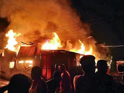 Dangerous fire godown of godown | लाकडी साहित्याच्या गोदामाला भीषण आग