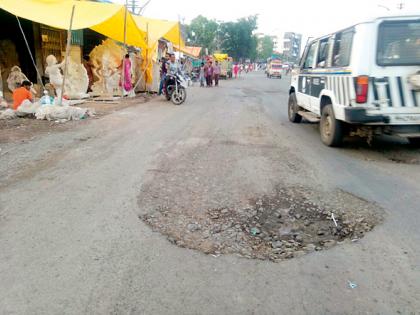 Ganapati's arrival will miss the potholes this year! | यंदाही खड्डे चुकवितच गणरायाचे आगमन !