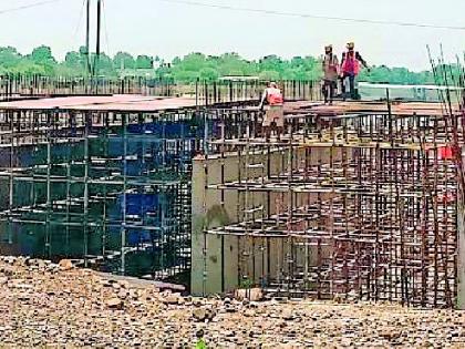 Work on the 'that' bridge over the Sapan River begins | सापन नदीवरील ‘त्या’ पुलाचे काम सुरू