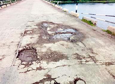 The bridge on the river Indavyapur is fatal | कौंडण्यपूर नदीवरील पूल जीवघेणा