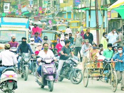 Crowds in the market for essentials on the first day | पहिल्याच दिवशी जीवनावश्यक वस्तूसांठी मार्केटमध्ये गर्दी