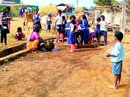 School students wash nutrition diet utensils | शालेय विद्यार्थी धुतात पोषण आहाराची भांडी