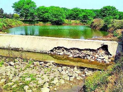 The agricultural dam built under waterlogged shivar has escaped | जलयुक्त शिवारांतर्गत बांधलेल्या कृषी बंधाऱ्याला पडले भगदाड