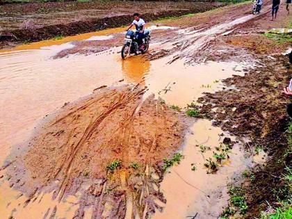 The school has to be tilted to school | चिखल तुडवत जावे लागते शाळेत