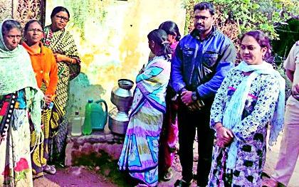 Woman caught by handbill | महिलांनी पकडली हातभट्टीची दारू