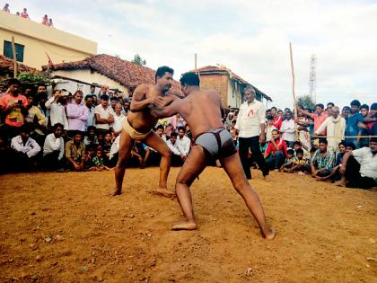 50 wrestling wrestling thrills | चिचाळ येथे रंगला ५० मल्लांच्या कुस्तीचा थरार