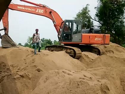 Despite the protests from the Moharanas, the pitch of the sand continues to be politically motivated | मोहरणावासीयांच्या विरोधानंतरही रेतीचा उपसा राजरोसपणे सुरूच