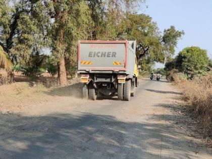 Rural roads in derogatory situation due to secondary mineral transport! | गौण खनिज वाहतुकीमुळे ग्रामीण रस्त्यांची लागली वाट!