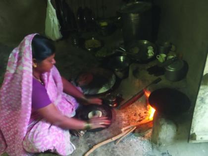 Ujjwala scheme beneficiary not afford Gas cylender now | गरीबांची ‘उज्वला’ गॅसवरून पुन्हा चुलीवर  