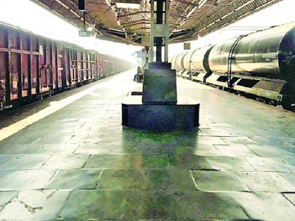 Trains stop at the passenger train freight | मालगाड्या थांबतात प्रवाशी रेल्वे फलाटावर Trains stop at the passenger train freight | मालगाड्या थांबतात प्रवाशी रेल्वे फलाटावर