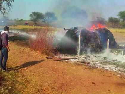 The fire burned in the fire | आगीत गोठा जळून खाक