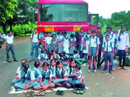 Busy buses blocked by angry students | संतप्त विद्यार्थ्यांनी रोखल्या बसगाड्या