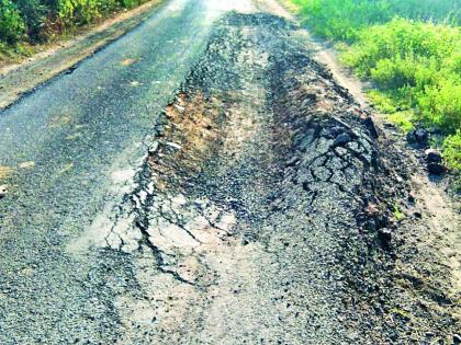 Overloaded vehicles blocked the villagers | ओव्हरलोड वाहने गावकऱ्यांनी अडविली