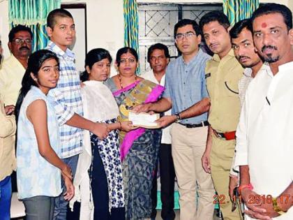 Chhatrapati Chide's family handed over a check of Rs 10 lakh | छत्रपती चिडे यांच्या परिवाराला १० लाखांचा धनादेश सुपूर्द