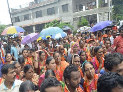 Publicity by candidates in Jalgaon | जळगावात भरपावसात उमेदवारांकडून प्रचार