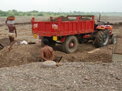 The response to only three sand ghats in Dhule district | धुळे जिल्ह्यातील फक्त तीन वाळू घाटांनाच प्रतिसाद