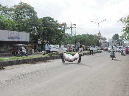 First fought with Corona, his lifeless body fell on the road | आधी कोरोनाशी लढला, त्याचा निष्प्राण देह असा रस्त्यावर पडला