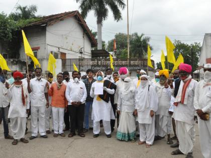 Demonstrations on behalf of Sakal Dhangar Samaj at the Collectorate | सकल धनगर समाजातर्फे जिल्ह्याधिकारी कार्यालयासमोर निदर्शने