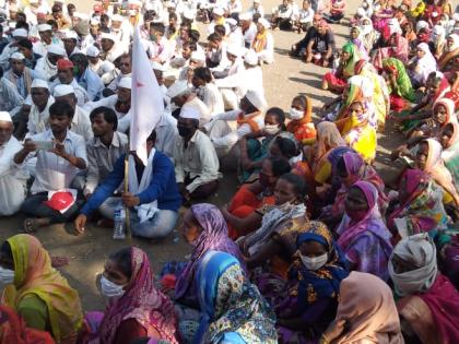 Hundreds of farmers march from Nashik to Mumbai | नाशिकमधून शेकडो शेतकरी आंदोलकांचे मुंबईकडे कूच