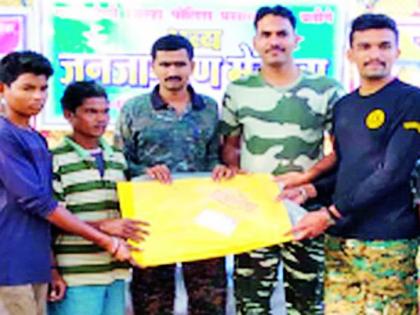 Distribution of materials to continents | खंडीवासीयांना साहित्य वाटप Distribution of materials to continents | खंडीवासीयांना साहित्य वाटप