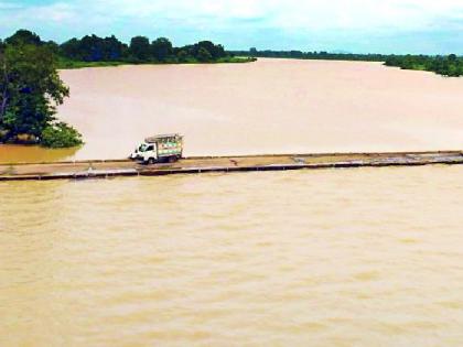 Floods disrupt traffic on four lanes | पुरामुळे चार मार्गावरील वाहतूक ठप्प Floods disrupt traffic on four lanes | पुरामुळे चार मार्गावरील वाहतूक ठप्प