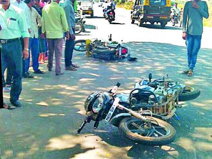 The bikes hit the front | दुचाकींची समारोसमोर धडक