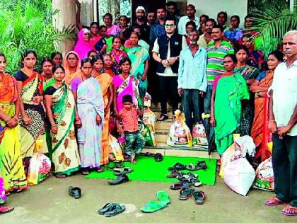 Distribution of food grains to the flood affected people by the Guardian Minister | पूरग्रस्तांना पालकमंत्र्यांकडून अन्नधान्याचे वाटप