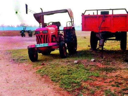 Playgrounds become vehicles and cottages | क्रीडांगण बनले वाहनतळ अन् गोठा