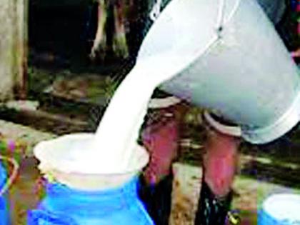 Stumble upon the dairy business due to declining livestock | घटत्या जनावरांमुळे दुग्ध व्यवसायावर अवकळा Stumble upon the dairy business due to declining livestock | घटत्या जनावरांमुळे दुग्ध व्यवसायावर अवकळा
